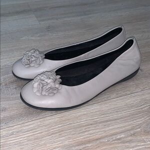 Studio Flexx Women's Leather Ballet Flats Leather Rosette Detail Size 8